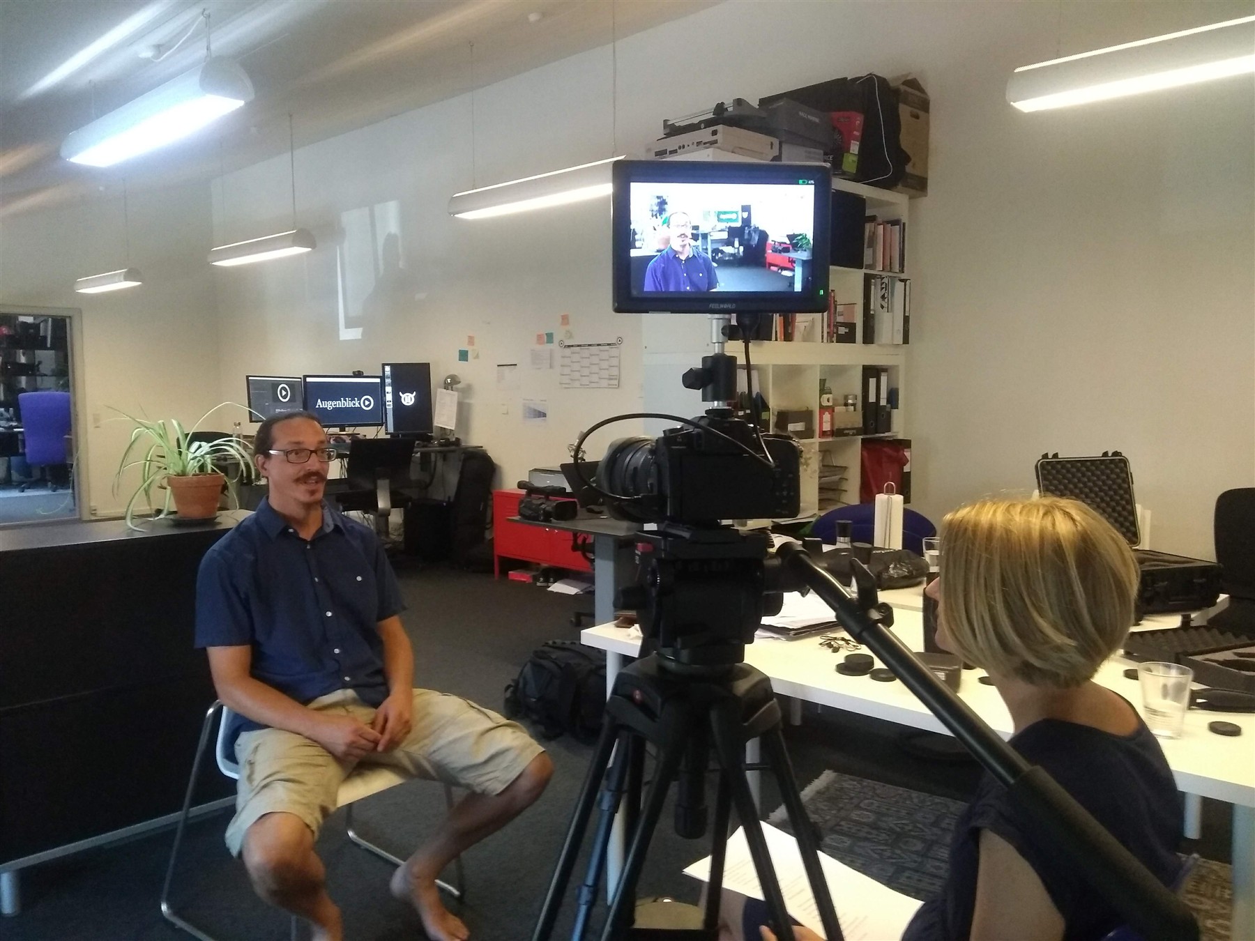 Daniel foran kameraet under en interviewoptagelse hos Augenblick Film